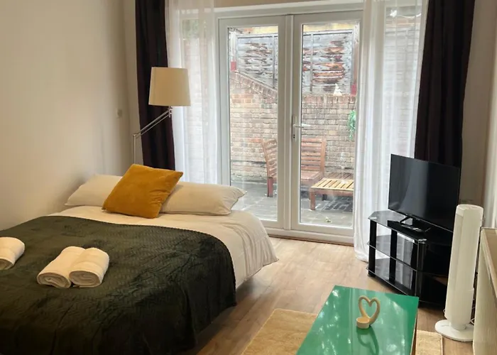 Charming 2-Bed Flat With Private Garden, Easy Access To Kings Cross And Emirates Stadium